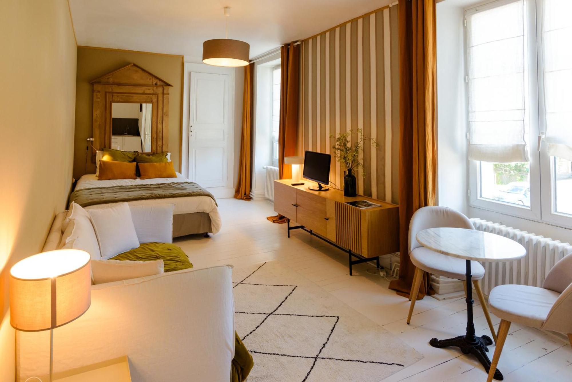 Aux Couleurs De Neuvy Hotel ภายนอก รูปภาพ