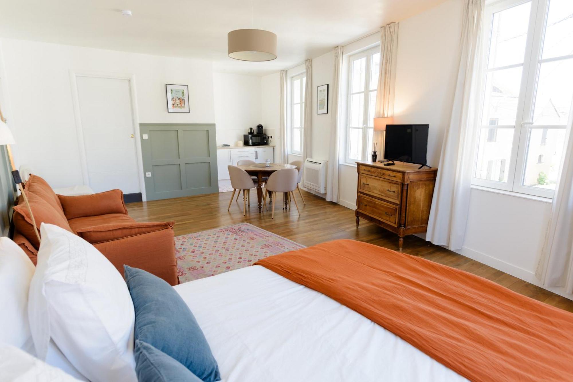 Aux Couleurs De Neuvy Hotel ภายนอก รูปภาพ