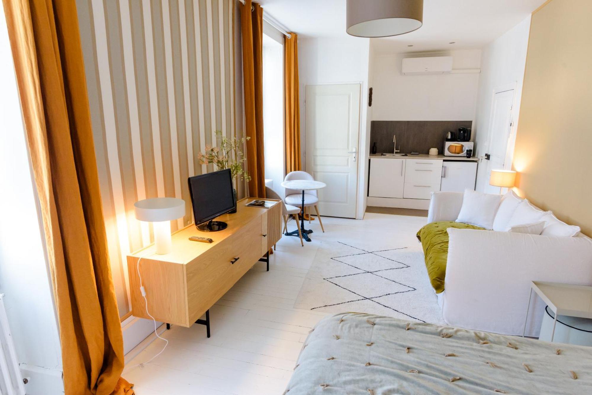 Aux Couleurs De Neuvy Hotel ภายนอก รูปภาพ